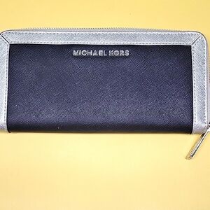MICHAEL KORS BLACK/SILVER TRAVEL CONTINENTAL LEATHER WALLET